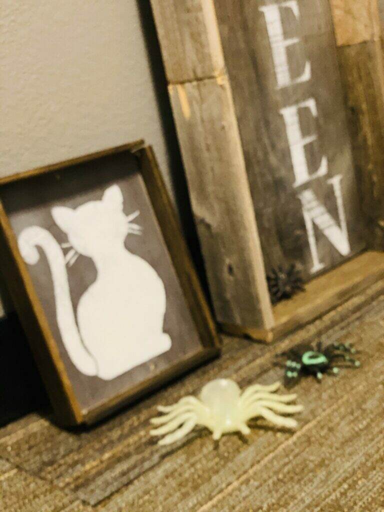 Happy Halloween Sign DIY on Create With Cynthia!